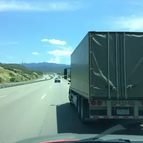carreta tomba na rodovia Anchieta