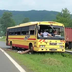 Caminhão bate em ônibus com 27 passageiros
