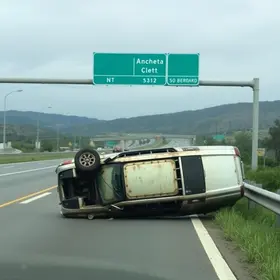 carro capotou em alça de acesso