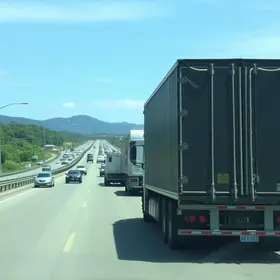 Excesso de caminhões na via Anchieta