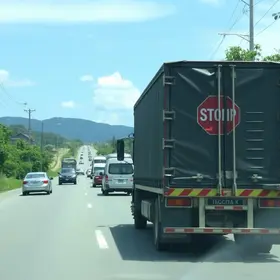 carreta imobilizada