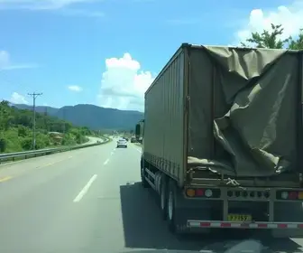 caminhão tomba sobre carro