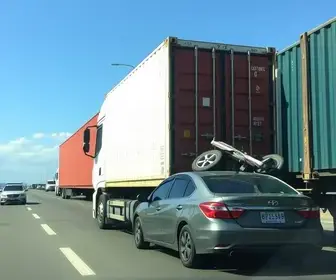 carreta tomba sobre carro da CPFL